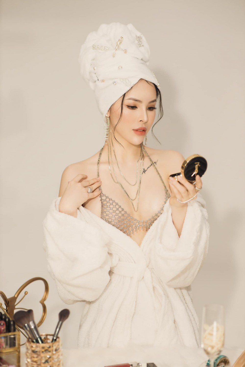 Kinh nghiệm chụp ảnh concept beauty đẹp Vĩnh Yên Vĩnh Phúc với ghế (1)